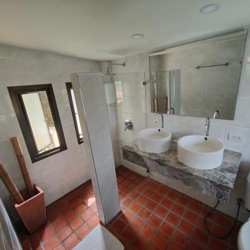 Ένα μπάνιο στο Baiyok Villa seaview and edge pool