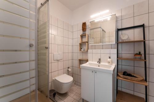 a bathroom with a toilet and a sink and a shower at Moderne EG-Wohnung in Sudenburg mit Parkplatz, TOP Anbindung in Magdeburg