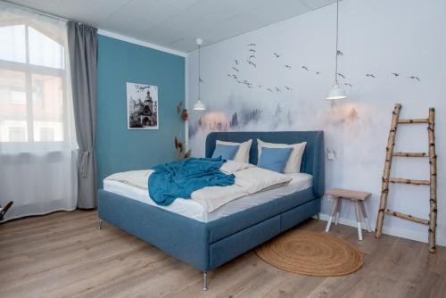 Un dormitorio con una cama azul y una escalera en Apartment Kronprinz zentral mit Infrarot-Sauna en Eisenach