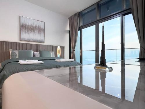 um quarto com uma cama e uma mesa de vidro em SeaView Inn em Abu Dhabi