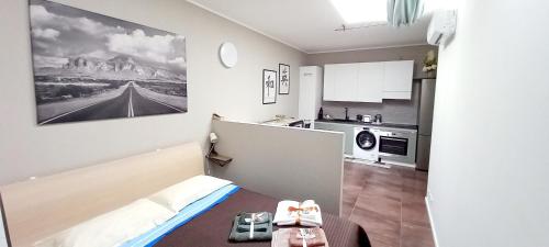 a small room with a bed and a kitchen at SKY LOFT Nuovissimo vicinanze Metro in Turin