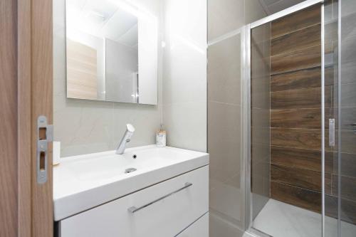 Ένα μπάνιο στο Les Petits Pavillons Appartements Standing 1 chambre 4 pers Clim Vieux-Port