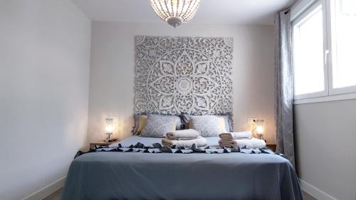 Un dormitorio con una cama azul con toallas. en Dunas Beach II Apartment, en Torrox Costa