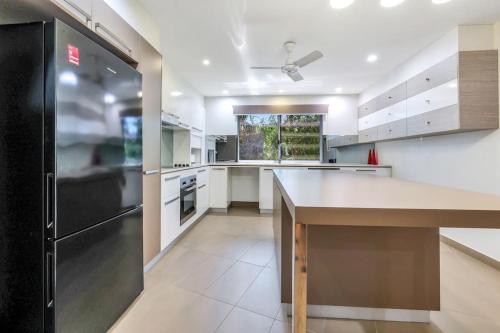 Una cocina o zona de cocina en The ultimate Darwin retreat for family's.