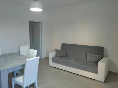 een woonkamer met een bank en een tafel bij La casetta del Fico d'India in Marsala