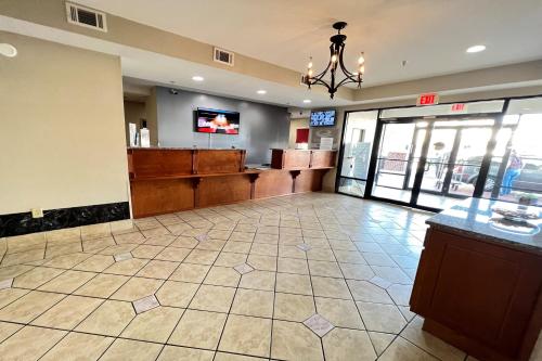 a lobby of a fast food restaurant with a waiting room at Econo Lodge Augusta West near Fort Eisenhower in Augusta