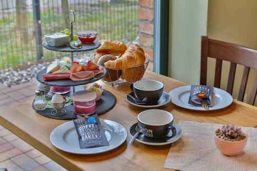 een tafel met een dienblad met ontbijtproducten erop bij Scheunenbäckerei Usedom, Ostseebad Trassenheide in Trassenheide