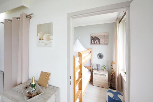 ein kleines Apartment mit einer Treppe und einem Schlafzimmer in der Unterkunft Fernblick Hohegeiß Sauna/Hallenbad in Hohegeiß