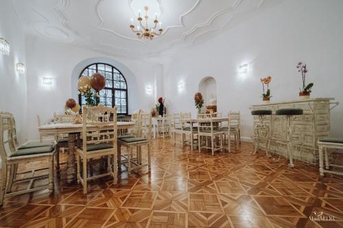 uma sala de jantar com mesas e cadeiras e um lustre em Apartamenty Lokalna em Jelenia Góra