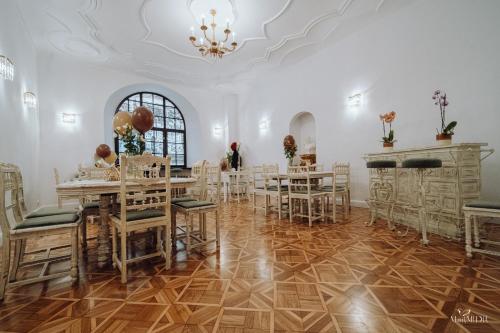 a dining room with tables and chairs and a chandelier at Apartamenty Lokalna in Jelenia Góra