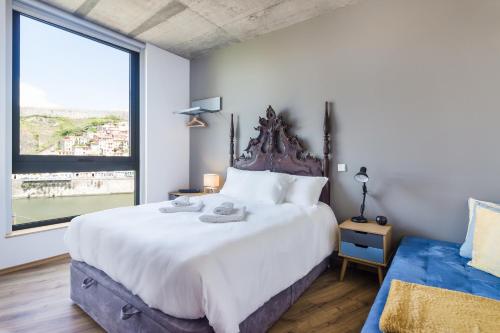 Una cama o camas en una habitación de Bridge It - Suites & Views