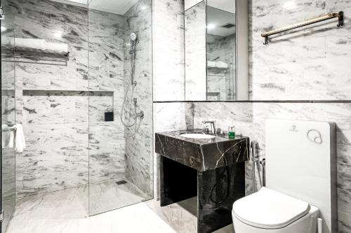 吉隆坡的住宿－Platinum 2 by DM Suites KLCC , Kuala Lumpur，带淋浴、盥洗盆和卫生间的浴室