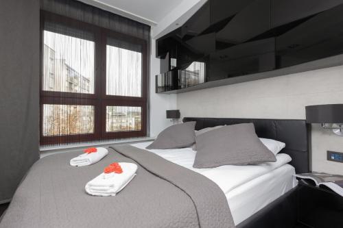 Giường trong phòng chung tại Warsaw Śródmieście Riverside Three-bedroom Apartment by Renters