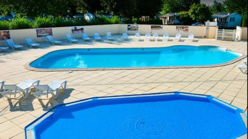 a large swimming pool with chairs at Domus LAURA EUROPAPARK 20min in Boofzheim