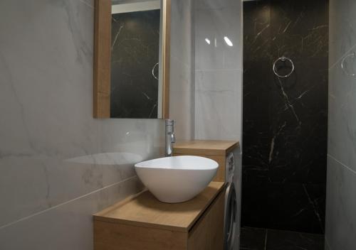 uma casa de banho com um lavatório e um chuveiro em Sia Mare em Kalívia Thorikoú