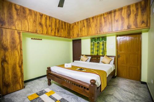 1 dormitorio con 2 camas y paredes de madera en Sri Balaji Villas en Pondicherry