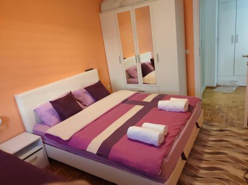 1 dormitorio con 1 cama grande y 2 toallas. en Agape apartman en Višegrad