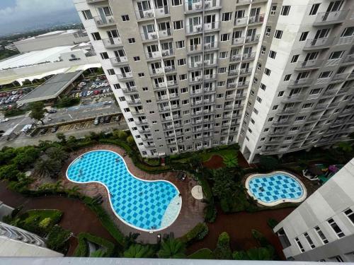 A view of the pool at Lovely 1BR Condo @ SM Southmall w/ Netflix & High Speed WIFI or nearby