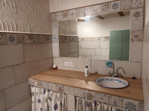 y baño con lavabo y espejo. en Cuevas Baza, en Baza