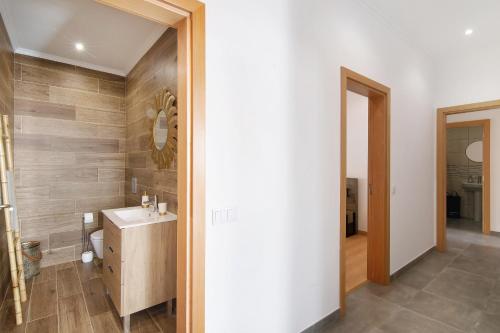 a bathroom with a sink and a mirror at Traditional 3 bedroom apartment in Alte