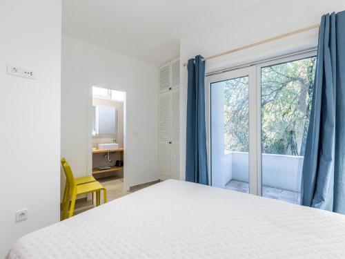 una camera con un letto e una grande finestra di Modern holiday home in Bilice with private pool a Bilice (Bilizze)