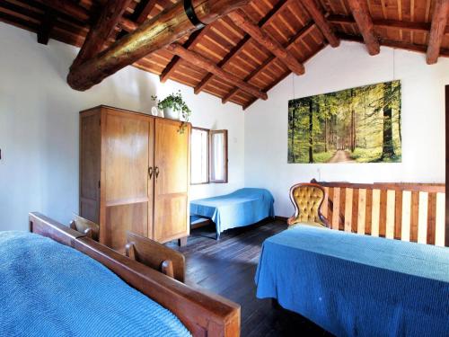 una camera con 2 letti e un soffitto in legno di Secluded holiday home in Borgo Valbelluna with garden 
