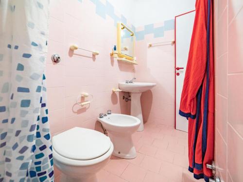 bagno con servizi igienici e lavandino di Inviting holiday home in Altidona with solarium a Pedaso