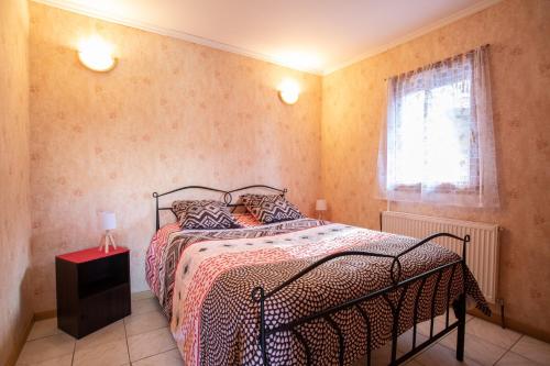 1 dormitorio con cama y ventana en La Durance - 1 chambre Terrasse et Jardin en Saint-André-dʼEmbrun