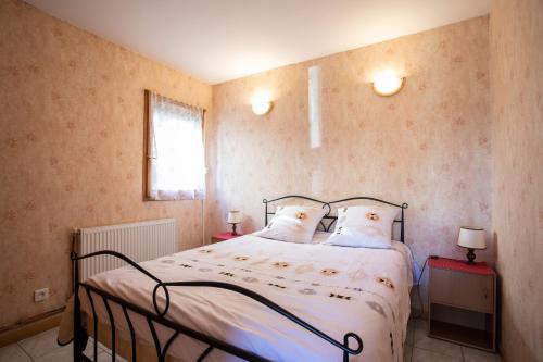 Un pat sau paturi într-o cameră la Le Mont Guillaume - 1 chambre Terrasse et Jardin