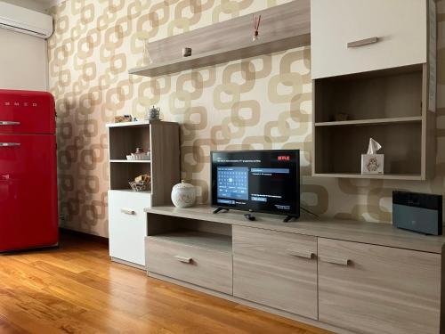 un salon avec une télévision sur une commode dans l'établissement Splendido Bilocale adiacente metro M5 - Ca Granda, à Milan