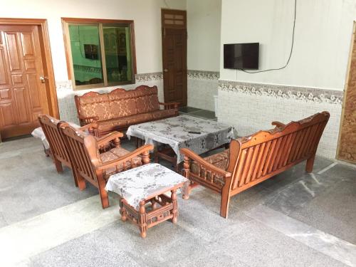 un grupo de bancos, una mesa y una televisión en C4 Mirpur City AJK Overseas Pakistanis Villa - Full Private House & Car Parking, en New Mīrpur