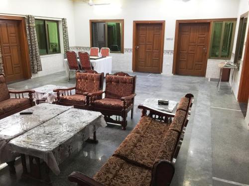 Posezení v ubytování C4 Mirpur City AJK Overseas Pakistanis Villa - Private House & Car Parking