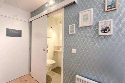 La salle de bains est pourvue de toilettes et d'une porte en verre. dans l'établissement SCANDI NANTES 419, à Nantes