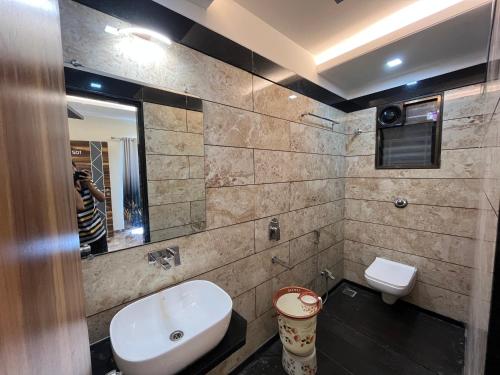 Kylpyhuone majoituspaikassa Hotel Aryadeep