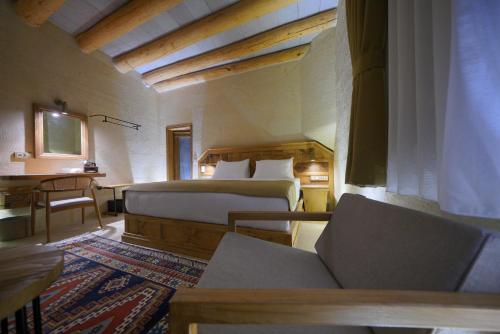 Postel nebo postele na pokoji v ubytování Kappadoks Cave Hotel