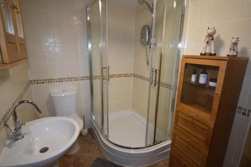y baño con ducha, aseo y lavamanos. en Ulverston Centre Superb 3 Double Bedroom Apartment, en Ulverston