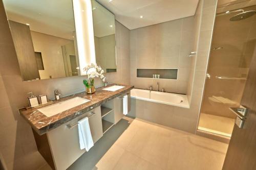 Magnificent Lux 2 BR with Incredible Skyline View