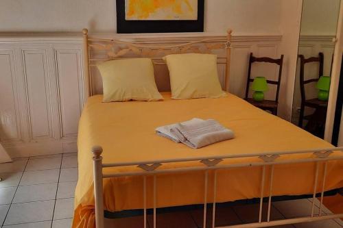 a bed with two towels sitting on top of it at Villa d'Artiste 200m de la plage! in Arcachon