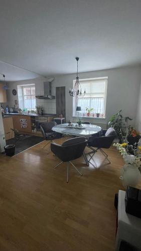 sala de estar con mesa y sillas en Wohnung am Mittellandkanal, en Bohmte