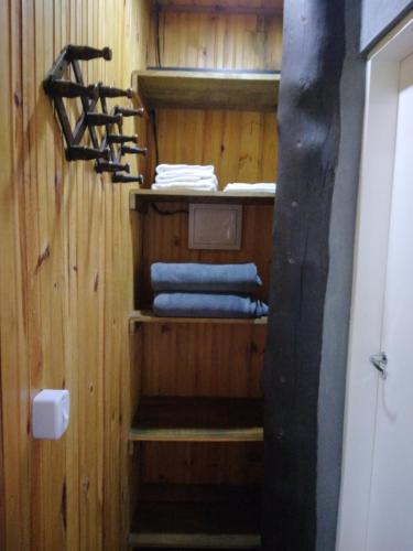 una habitación con un montón de toallas en una cabaña en Pousada da Serra Petar en Iporanga