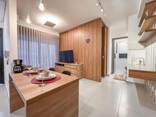 a dining room with a table and a television at Condomínio Residencial Unique Residence - São José do Rio Preto in Sao Jose do Rio Preto