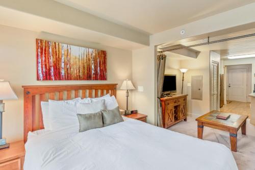 1 dormitorio con 1 cama blanca y TV en First Tracks 3203, en Steamboat Springs