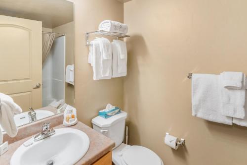 uma casa de banho com lavatório, WC e toalhas em First Tracks 3203 em Steamboat Springs