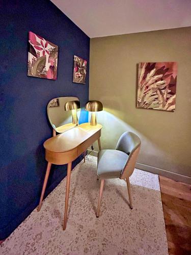 a room with a desk and a chair and a table at A Villa di Rutali in Rutali