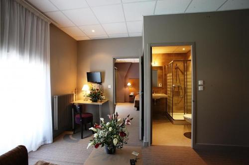 a hotel room with a lobby with a room at Hôtel CAP VERT en Aveyron in Saint-Affrique