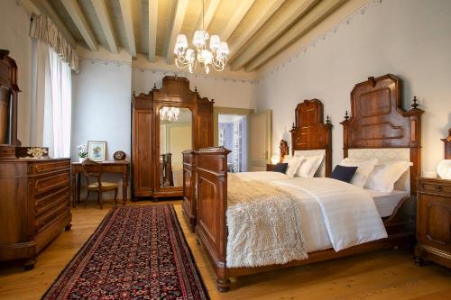 a bedroom with a large bed and a mirror at Villa Premoli - Agriturismo di charme in Cavaso del Tomba