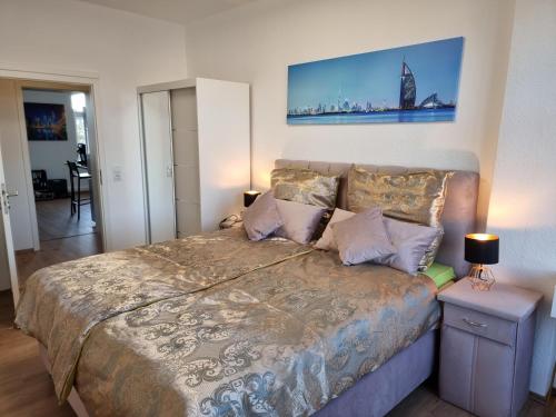 Un dormitorio con una cama grande en una habitación. en Tante Emma Dubai, en Kassel
