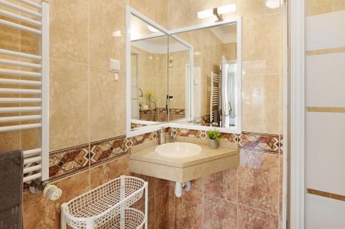 y baño con lavabo y espejo. en Villa As Cumadres, en Azeitão