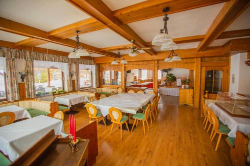 um restaurante com mesas e cadeiras em uma sala em Karnischer Hof em Sankt Stefan an der Gail