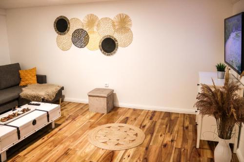 Televízia a/alebo spoločenská miestnosť v ubytovaní Budapest Avenue Apartment